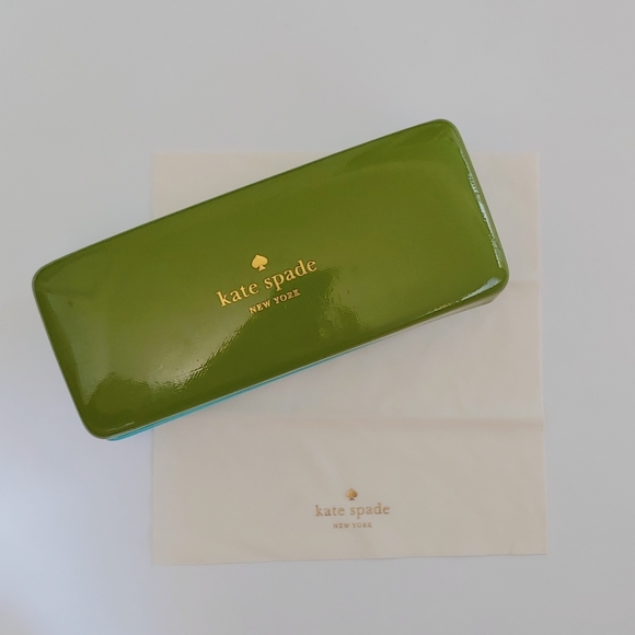 kate spade Accessories - ♠ Kate Spade Sunglasses Case with Cleaning Cloth